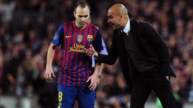 
                <strong>Das Triple mit Pep </strong><br>
                Nach Rijkaard kam mit Pep Guardiola ein früherer Barca-Profi auf die Trainerbank der Katalanen und führte das Team 2009 auf Anhieb zum Triple. Im vom Kurzpassspiel geprägten Barca-Spiel hatte Iniesta natürlich auch unter Guardiola eine tragende Rolle - und die Titelsammlung des spanischen Nationalspielers erweiterte sich immer mehr.
              