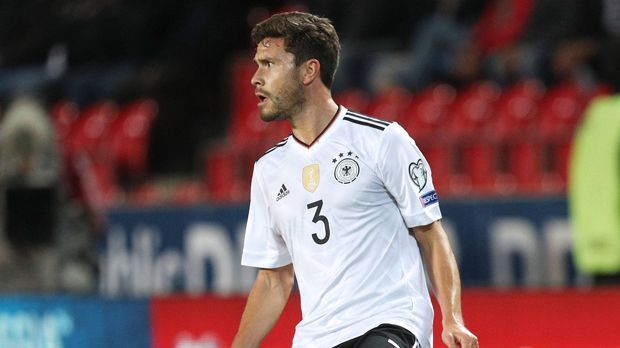 
                <strong>Jonas Hector</strong><br>
                Äquivalent zu Kimmich, war auch Jonas Hectors Kernkompetenz als Abwehrspieler gegen Norwegen kaum gefragt. Stattdessen setzte der Kölner in der Offensive ganz starke Akzente. So bereitete er den frühen Führungstreffer von Özil durch einen geschickten Pass von der Grundlinie in den Rückraum vor. ran-Note: 2
              