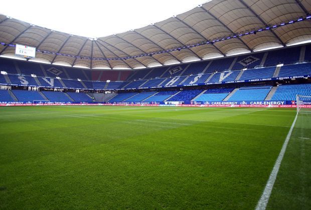 
                <strong>Platz 15: Hamburger SV (207 Euro)</strong><br>
                Dahinter landet der Hamburger SV. Obwohl man den Abstieg erst in der Relegation verhindern konnte, fordert der Verein für einen nicht-reduzierten Stehplatz stolze 207 Euro von den leidgeprüften Anhängern.
              