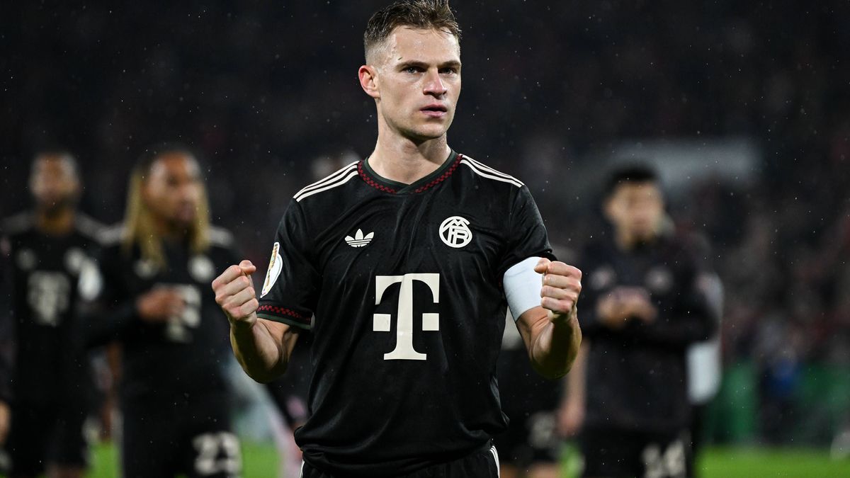 Joshua Kimmich (FC Bayern München, 06) bejubelt den Sieg, GER, 1. FC Köln vs FC Bayern München, Fussball, DFB Pokal, 2. Runde, Saison 2025 2026, 29.10.2025. DFB regulations prohibit any use of phot...