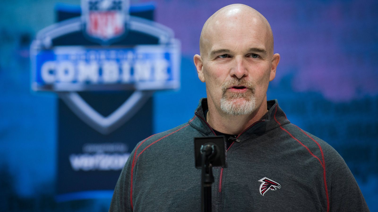 
                <strong>Defensive Coordinator: Dan Quinn</strong><br>
                Nicht nur das Spielerpersonal wurde hinterfragt und ausgetauscht, auch der Defensive Coordinator ist ein neuer. Mike Nolan wurde entlassen, für ihn übernahm mit Dan Quinn ein prominenter Name. Quinn erreichte als Head Coach der Atlanta Falcons 2016 den Super Bowl, bei dem er die New England Patriots bis zur Pause bei drei Punkten hielt, am Ende wurde das Spiel bekanntermaßen verloren. Quinn setzt meistens auf eine 4-3-Defense, also zwei Defensive Tackles, zwei Edge Rusher und drei Linebacker. 
              
