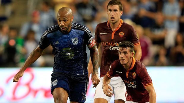 
                <strong>2013: Thierry Henry (New York Red Bulls)</strong><br>
                2013: Thierry Henry (New York Red Bulls). Auch der Franzose erhielt die doppelte Ehre. Thierry Henry stand in seiner Zeit bei den New York Red Bulls zwei Mal als Kapitän des All-Star-Teams auf dem Feld. 2013 hatten die US-Jungs weniger Glück. Sie verloren 1:3 gegen die Roma.
              