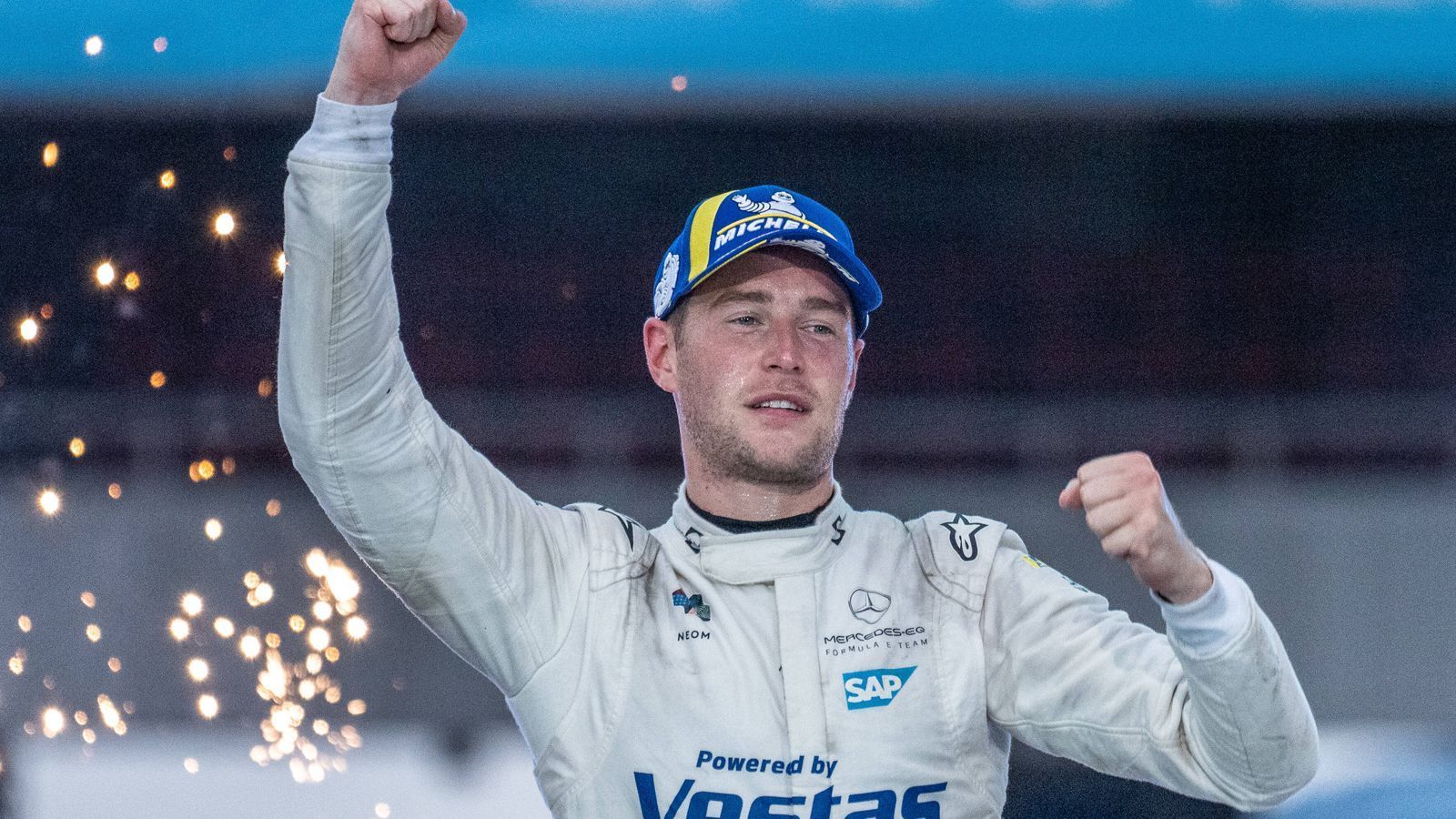 
                <strong>Gewinner: Stoffel Vandoorne</strong><br>
                Was gibt es der Saison von Stoffel Vandoorne und Mercedes hinzuzufügen? Vandoorne hat den Titel geholt, war Mr. Konstanz mit 15 Fahrten in die Punkte, der Belgier ließ sich auf der Zielgeraden zudem von nichts beirren und bescherte Mercedes nach 2021 erneut den Titel. Die Silberpfeile sind zudem Team-Champion, das Maß der Dinge und jetzt weg. Man soll zwar gehen, wenn es am schönsten ist, verstehen kann das angesichts der Erfolge trotzdem weiterhin kaum jemand.
              