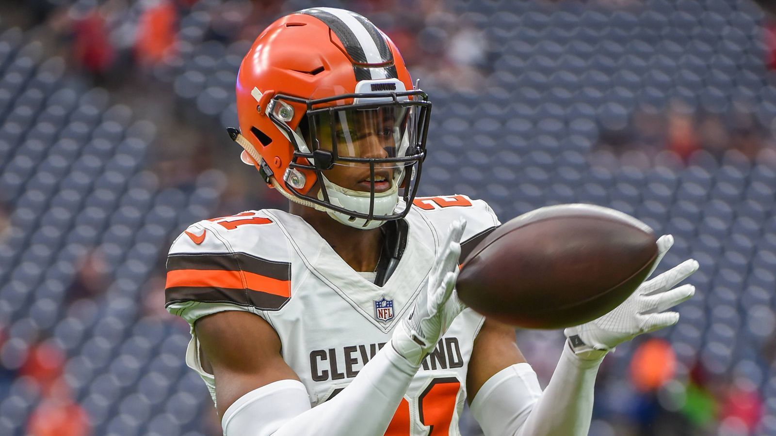 
                <strong>Pick 4: Denzel Ward (Cornerback, Cleveland Browns)</strong><br>
                Dass der 1,78 Meter kleine Cornerback bereits an Position 4 gedraftet wurde, war eine der großen Überraschungen im Draft. Rückblickend lässt sich sagen: alles richtig gemacht, liebe Browns! Er etablierte sich von Saisonbeginn an als Starter, hob die Passverteidigung der Browns auf ein neues Level, fing drei Interceptions, wurde mehrmals Rookie der Woche und in den Pro Bowl gewählt. Einziger Wermutstropfen: Seine Saison war nach starkem Auftakt hinten raus hauptsächlich von Verletzungen geprägt. ran-Note: 1
              