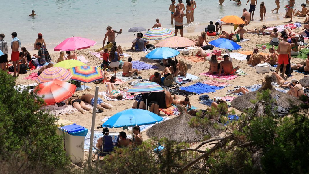 Vergleichsbild: Alicante schließt Strände aufgrund hoher Keimbelastung. Je wärmer das Wasser, desto höher die Konzentration an Bakterien.