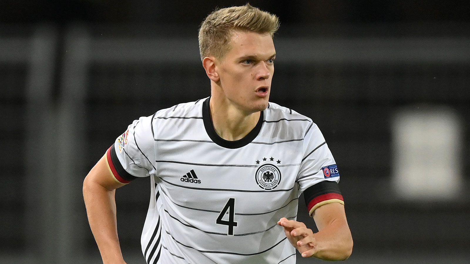 
                <strong>Sicher dabei: Matthias Ginter (Abwehr, Borussia Mönchengladbach)</strong><br>
                Eigentlich kaum zu glauben, aber Matthias Ginter stand bereits in zwei WM-Kadern und darf sich damit als einer der wenigen aktuellen Nationalspieler Weltmeister nennen. Wenn der Gladbacher auch weder in Brasilien noch in Russland zum Einsatz kam. Dafür war er beim Confed Cup 2017 eine der Stützen. Seinen Kaderplatz verdient sich Ginter allein schon durch seine Flexibilität in der Defensive - er fühlt sich sowohl in der Innenverteidigung als auch als Rechtsverteidiger zu Hause, zudem räumte er auch bereits im defensiven Mittelfeld auf. Das ist schon ein Pfund.
              