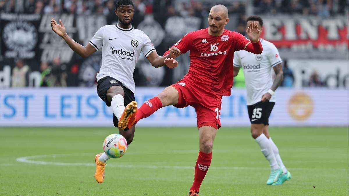 
                <strong>Verlierer: Mainz 05</strong><br>
                Das hat sich Trainer Bo Svensson ganz anders vorgestellt. Ausgerechnet die Bayern-Besieger aus Mainz stellten sich als Aufbaugegner für die Eintracht dar. Oliver Glasners Frankfurter waren zuvor zehn Spiele lang ohne Sieg, schossen sich gegen den FSV dann den Frust vom Hals. Besonders bitter: Frankfurt zieht somit in der Tabelle an Mainz vorbei. Beide Mannschaften kämpfen noch um die Teilnahme am europäischen Wettbewerb.
              