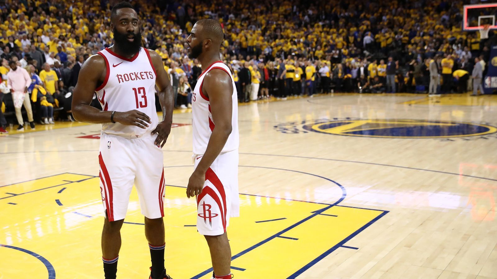 
                <strong>2. Platz im Westen: Houston Rockets</strong><br>
                Hätte sich Chris Paul nicht verletzt, wären die Warriors wohl kurz vor einem Aus in den Western Conference Finals gewesen. So setzte sich der Serien-Meister der NBA doch wieder durch und die Rockets konnten ihre starke Saison nicht gebührend krönen. In der neuen Saison wird das Team um MVP Harden, Paul und Clint Capela erneut angreifen. Dazu kommt Carmelo Anthony, der die letzte Saison bei den Thunder schnell wieder vergessen will und mit einem neuen System, von der Bank kommend zu alter Form finden könnte. Aus deutscher Sicht interessant: Rookie Isaiah Hartenstein wird nach Spielminuten in diesem Top-Team lechzen.
              