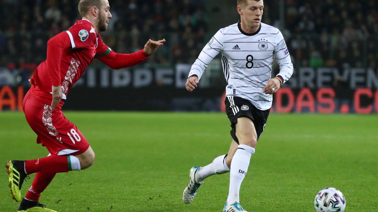 
                <strong>Toni Kroos</strong><br>
                Bester Mann auf dem Platz. Kroos nutzt seine exzellenten technischen Fähigkeiten und sucht des Öfteren im Dribbling 1-gegen-1-Situationen. Daraus resultieren allein fünf Torschüsse, drei Torschussvorlagen und 93 Ballkontakte in der ersten Halbzeit. In der zweiten Halbzeit krönt Kroos seine starke Leistung mit einem Assist und zwei Toren zum dritten und vierten Treffer. Überragende Leistung des Real-Stars. ran-Note: 1
              