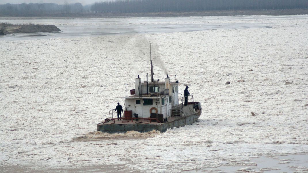 Archivbild: Ein chinesischer Eisbrecher arbeitet auf einem zugefrorenen Abschnitt des Gelben Flusses in Jinan.