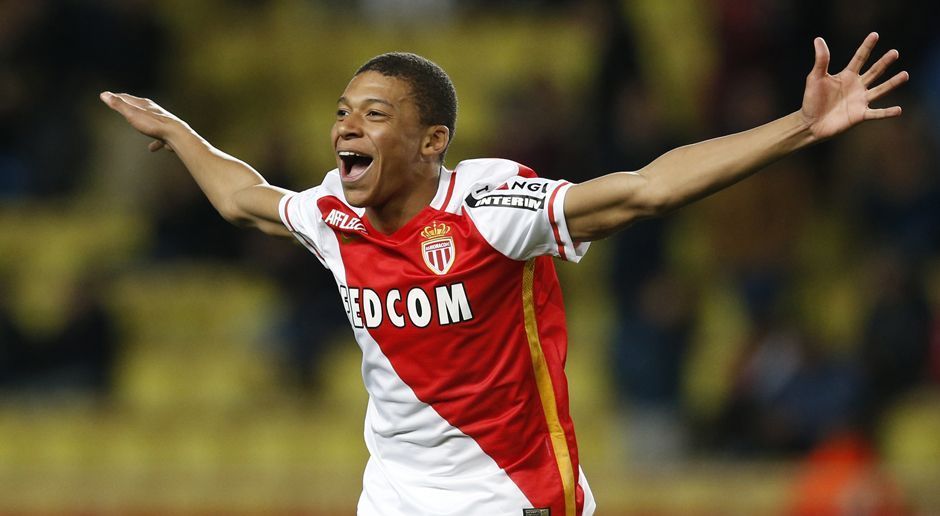 
                <strong>Kylian Mbappe (Linksaußen) </strong><br>
                Kylian Mbappe genoss ebenfalls die Ausbildung in der Jugendabteilung des AS Monaco. Mit 16 Jahren gab er am 2. Dezember 2015 sein Debüt in der Ligue 1 und wurde nur kurze Zeit später durch sein Tor beim 3:1-Sieg über ES Troyes AC zum jüngsten Liga-Torschützen in der Historie der Monegassen. (Zu dem Zeitpunkt war er 17 Jahre alt) Nun sind offenbar gleich mehrere Top-Klubs an dem Youngster interessiert - darunter der FC Arsenal, Borussia Dortmund und Tottenham Hotspur.
              