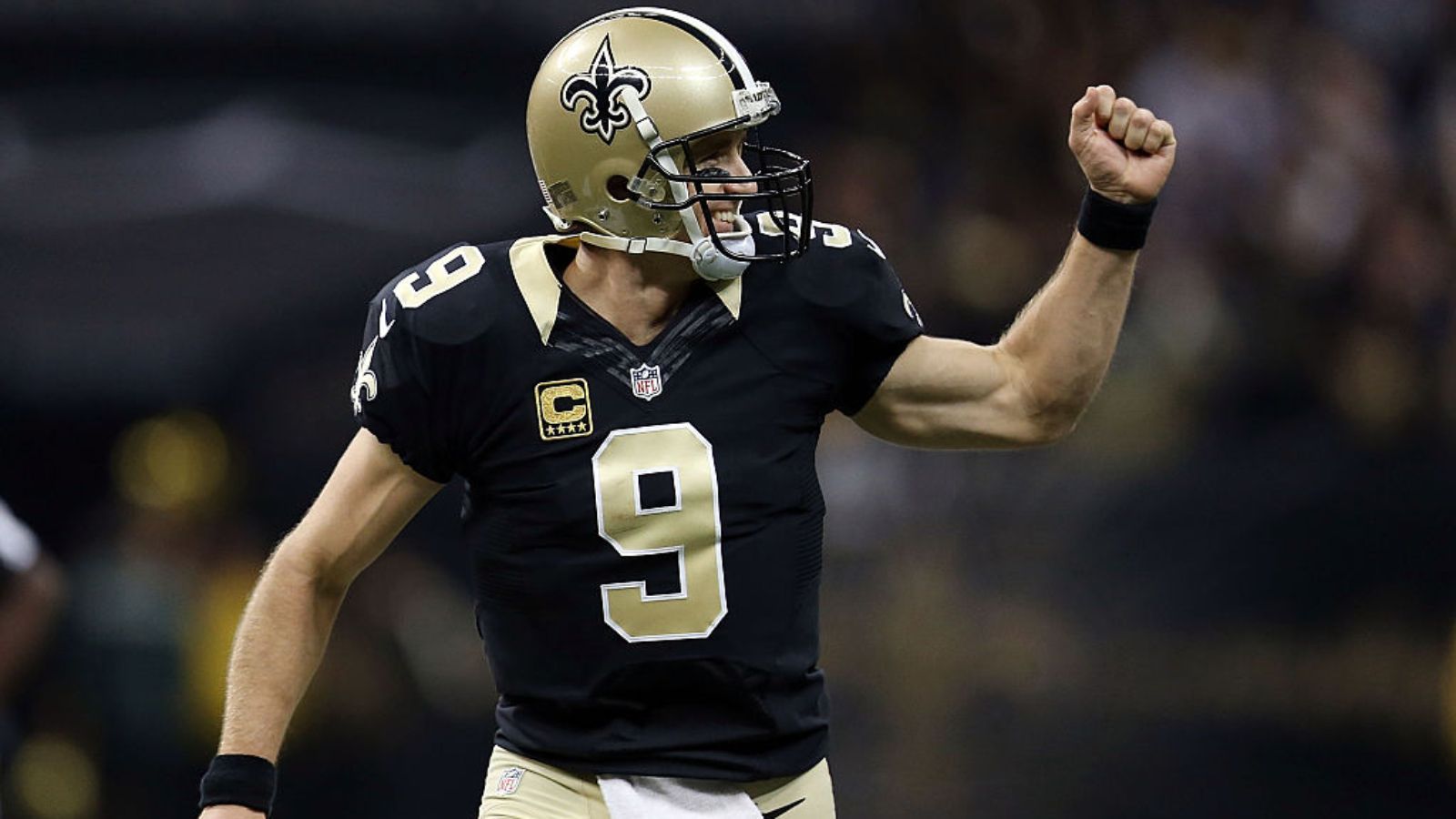 
                <strong>NFL-Rekord: Completions</strong><br>
                Seine über 80.000 Passing Yards holte Brees bei 7.142 angekommenen Passversuchen, das ist ebenfalls NFL-Rekord. Zwar wird sich Tom Brady diesen Rekord aller Voraussicht nach ebenfalls schnappen, jedoch steht auf dieser Zahl aktuell ebenfalls noch Brees' Name. Übrigens: Der Touchdown-Pass-Rekord in der Regular Season, den Brees ebenfalls lange hielt, gehört Tom Brady bereits.
              