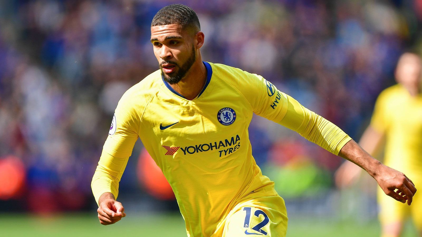 
                <strong>Ruben Loftus-Cheek (Mittelfeldspieler, 24 Jahre)</strong><br>
                Ruben Loftus-Cheek trat mit acht Jahren der Nachwuchsakademie von Chelsea bei. Momentan laboriert er an einer langwierigen Achillessehnenverletzung, die er sich in der vergangenen Saison bei einem Testspiel vor dem Europa-League-Finale zugezogen hatte. Zuvor hatte er sich vor allem in der Rückrunde in der Mannschaft der Blues etabliert. Sechs Tore und zwei Vorlagen gelangen ihm in der vergangenen Premier-League-Saison. Frank Lampard plant langfristig mit dem Mittelfeldspieler, der im vergangenen Sommer seinen Vertrag bis 2024 verlängerte.
              