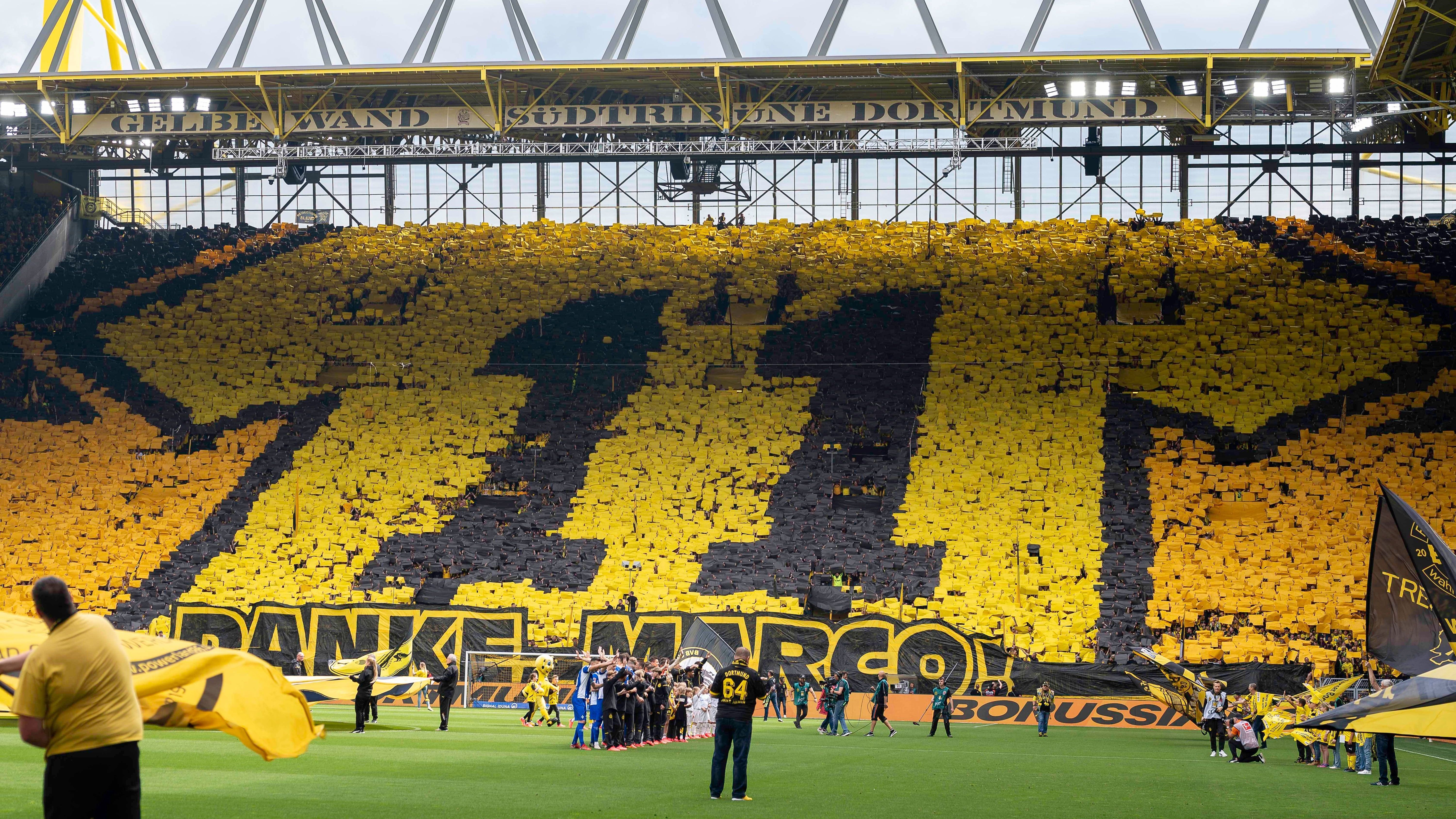 <strong>Marco Reus (Borussia Dortmund)</strong><br>Absolutes Highlight war jedoch eine gigantische Choreografie mit einem riesigen Trikot und der Rückennummer 11. Da haben sich die BVB-Fans selbst übertroffen!