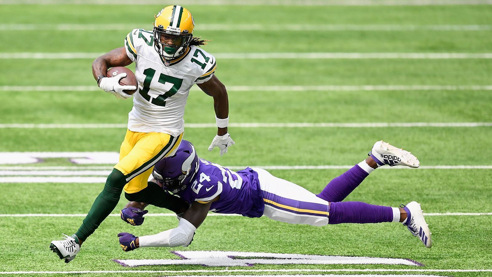 
                <strong>Die Zahlen der Saison: Adams überragt alle</strong><br>
                Zwar steht Adams bei den Total Receiving Yards nicht ganz oben auf der Liste, der Packers-Receiver hat aber auch erst sechs Spiele absolviert - eins davon nur bis Ende des ersten Viertels. Eine Verletzung stoppte ihn zu Beginn der Saison. Mit 675 Yards steht Adams auf Platz fünf der Liste. Spitzenreiter ist DeAndre Hopkins von den Arizona Cardinals mit 704 Yards - allerdings bei sieben Spielen. Folglich führt Adams die Liste bei den Receiving Yards pro Spiel mit 112,5 an. Seine acht Touchdowns sind ohnehin Bestwert. Nach dem 49ers-Spiel ist Adams der erste Spieler in der NFL-Geschichte mit 53 Receptions, 675 Receiving Yards und 8 Receiving Touchdowns in den ersten sechs Spielen.
              