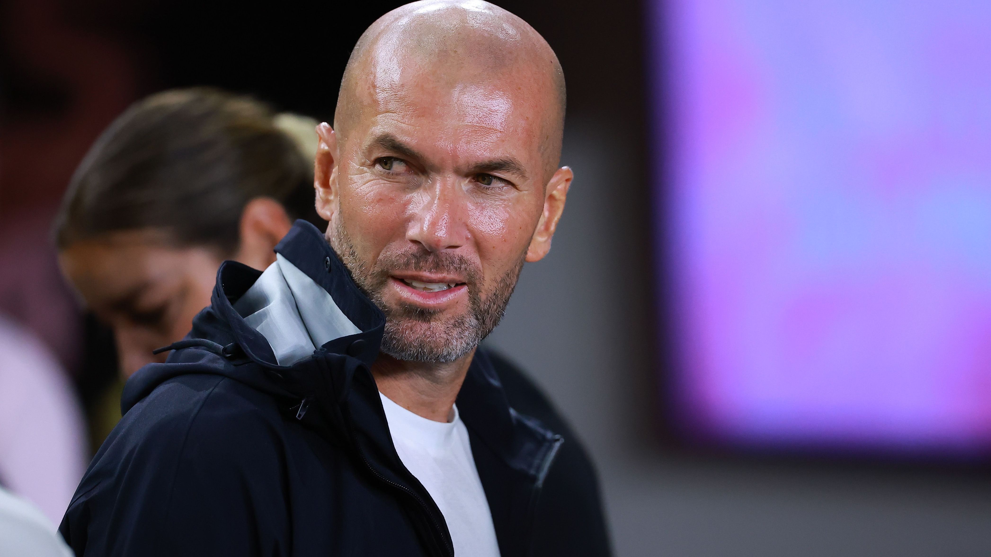 <strong>Kontra: Zinedine Zidane (vereinslos)</strong><br>Eigentlich spricht überhaupt gar nichts gegen ein Engagement von Zidane beim FC Bayern, zumal der 51-Jährige nach einer dreijährigen Auszeit wieder auf die Trainerbank zurückkehren will. Einziges Problem: Zidane soll sich einem Freund gegenüber vor einem Jahr geäußert haben, dass ihn nur Real, Marseille oder die französische Nationalmannschaft reizen würden. Aber was stört schon das Geschwätz von gestern...