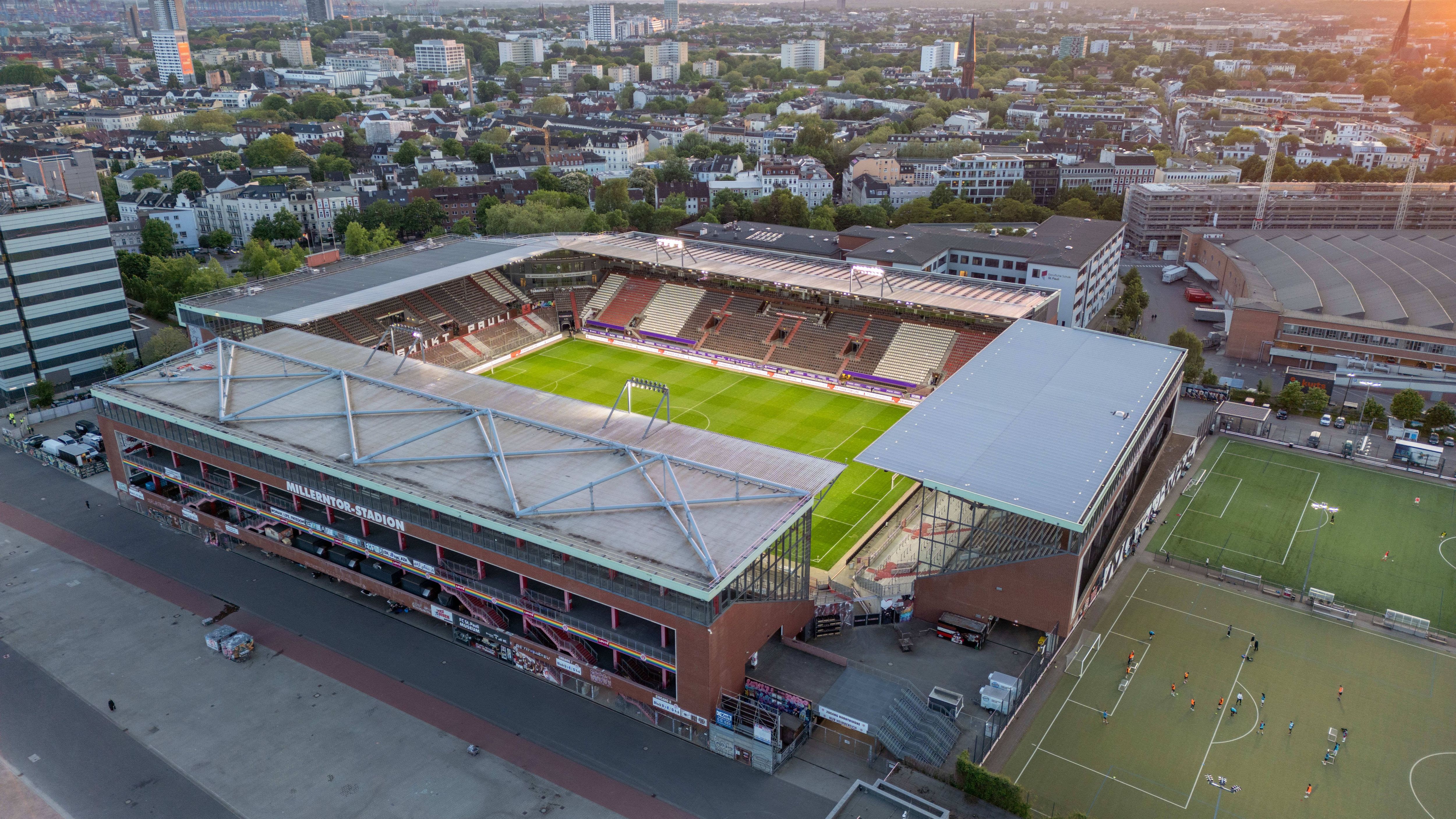 <strong>FC St. Pauli (Millerntor-Stadion)</strong><br>Günstigster Stehplatz: 15 Euro<br>Günstigster Sitzplatz: 33 Euro<br>Teuerster Sitzplatz: 51 Euro