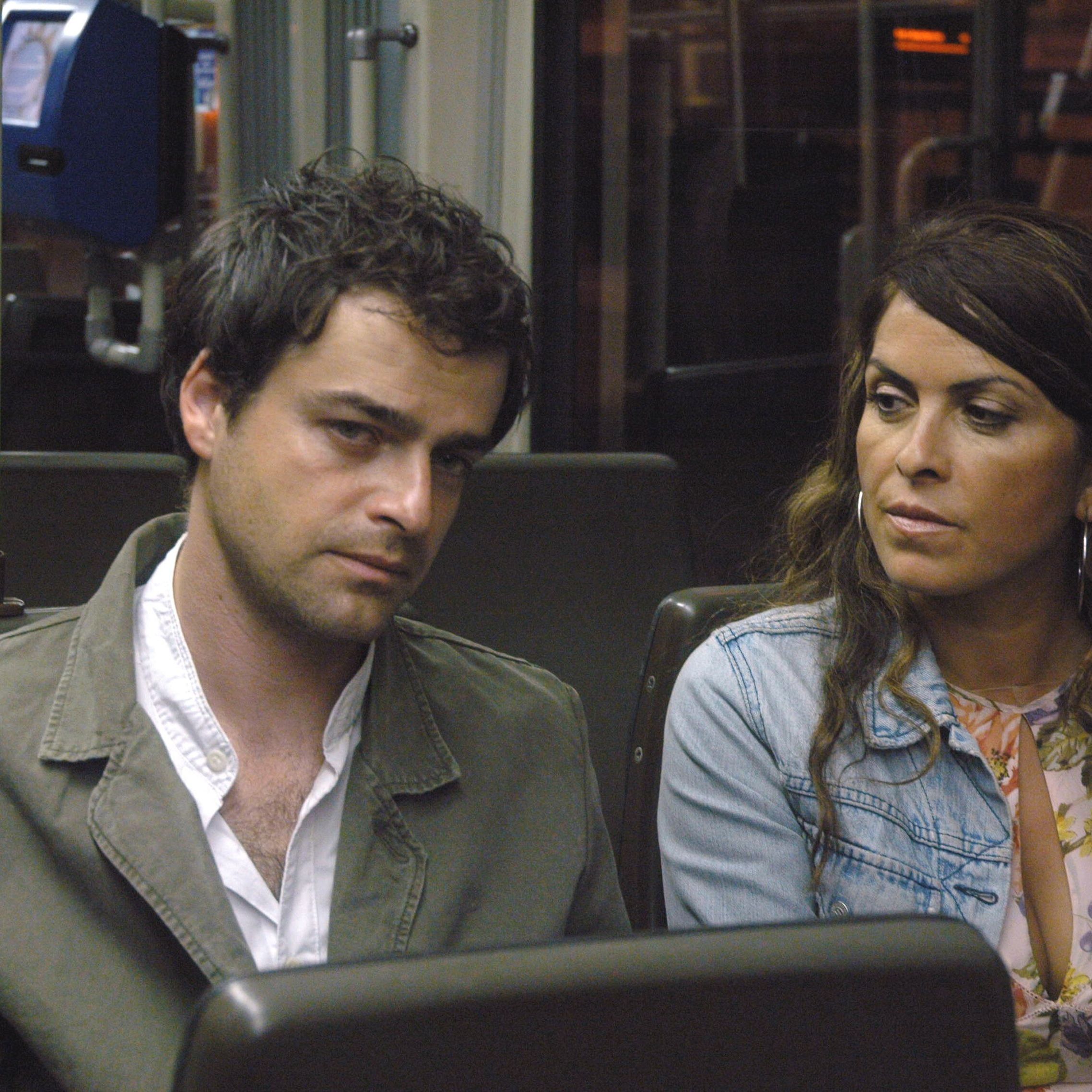 Das Drama "Auf der anderen Seite" von Fatih Akin mit Baki Davrak (Nejat Aksu) und Nursel Köse (Yeter Özturk in einem Bus sitzend.