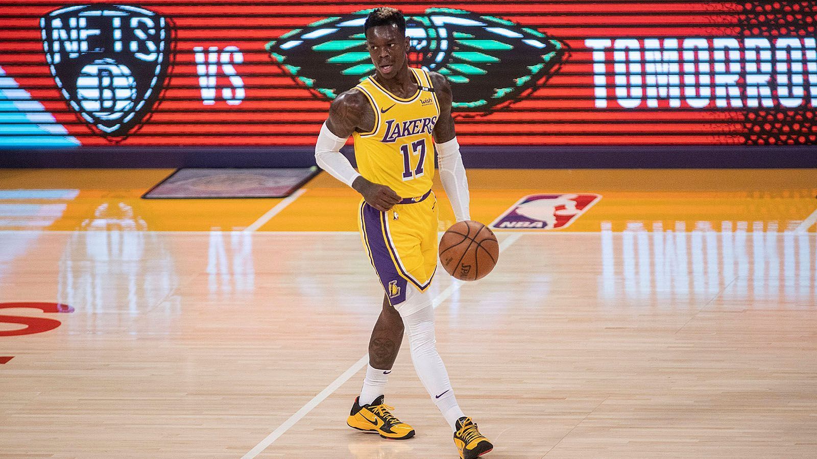 
                <strong>Dennis Schröder (Los Angeles Lakers)</strong><br>
                Dennis Schröder ist zurück bei den Los Angeles Lakers. Bereits 2020/21 lief der inzwischen 29-Jährige für die traditionsreiche Franchise auf. Noch ist völlig unklar, welche Rolle er im Team um Superstar LeBron James einnehmen wird. Schröder wurde erst nach der Europameisterschaft von den Lakers unter Vertrag genommen und stieß wegen Visa-Problemen erst spät zum Team hinzu. Zudem zog er sich kurz vor dem Saisonstart eine Verletzung am Finger zu, die ihn drei bis vier Wochen außer Gefecht setzen wird. Bitter für Schröder, der sich in dieser Saison für einen neuen Vertrag empfehlen muss.
              