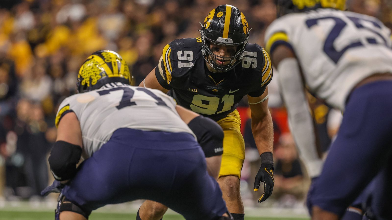 
                <strong>10. Pick: Philadelphia Eagles - DE Lukas Van Ness (Iowa)</strong><br>
                Man sollte meinen, nachdem der Pass Rush der Philadelphia Eagles in der vergangenen Spielzeit historisch war, das ist keine Baustelle in diesem Draft. Allerdings werden sich die Eagles Lukas Van Ness von Iowa nicht entgehen lassen. Javon Hargrave verließ Philadelphia bereits und auch Brandon Graham wird nicht jünger. Mit Van Ness sichern sich die Eagles für die Zukunft ab.
              