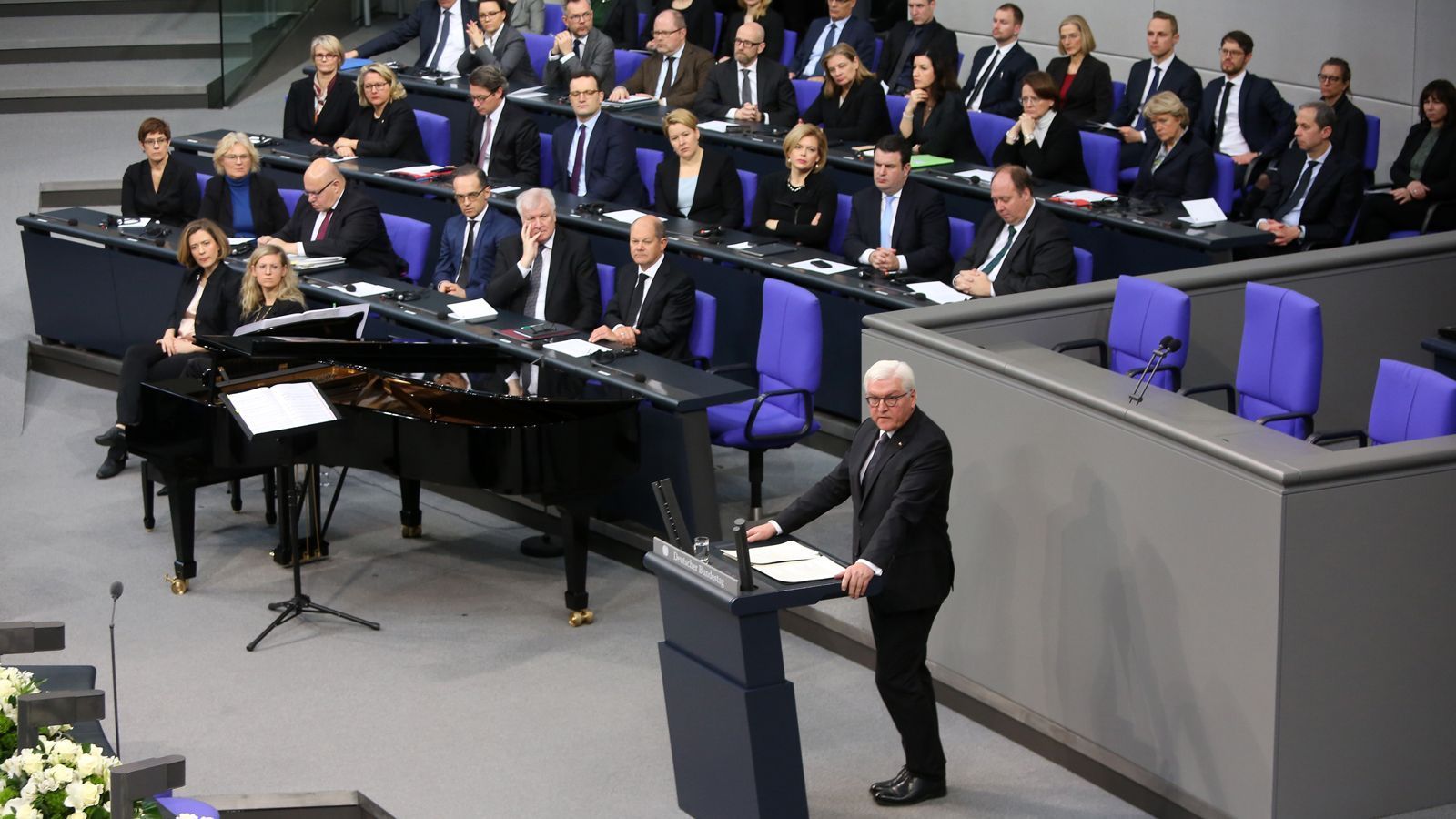 
                <strong>Abstimmung zur Widerspruchsregelung bei Organspenden</strong><br>
                Am Tag vor Schalkes 2:0-Erfolg gegen Gladbach fand im deutschen Bundestag eine wichtige Abstimmung statt und zwar zur Widerspruchsregelung bei Organspenden. Nach der von Bundes-Gesundheitsminister Jens Spahn vorgeschlagenen Regelung - der doppelten Widerspruchslösung - würde jeder Bürger solange als Organspender gelten, bis er aktiv widerspricht. Dieser Vorschlag von Spahn zur Neuregelung wurde von den Abgeordneten im Bundestag mit 379 Nein-Stimmen zu 292 Ja-Stimmen abgelehnt.
              