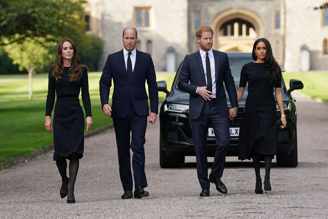 Da hat sich die "Fab Four" zusammengerissen. Zu Ehren der Queen traten Kate, William, Harry und Meghan gemeinsam am Rande ihrer Beerdigungszeremonie auf. Die Zeichen standen damals auf Versöhnung – doch nach "Reserve" scheint die in weite Ferne gerückt zu sein...
