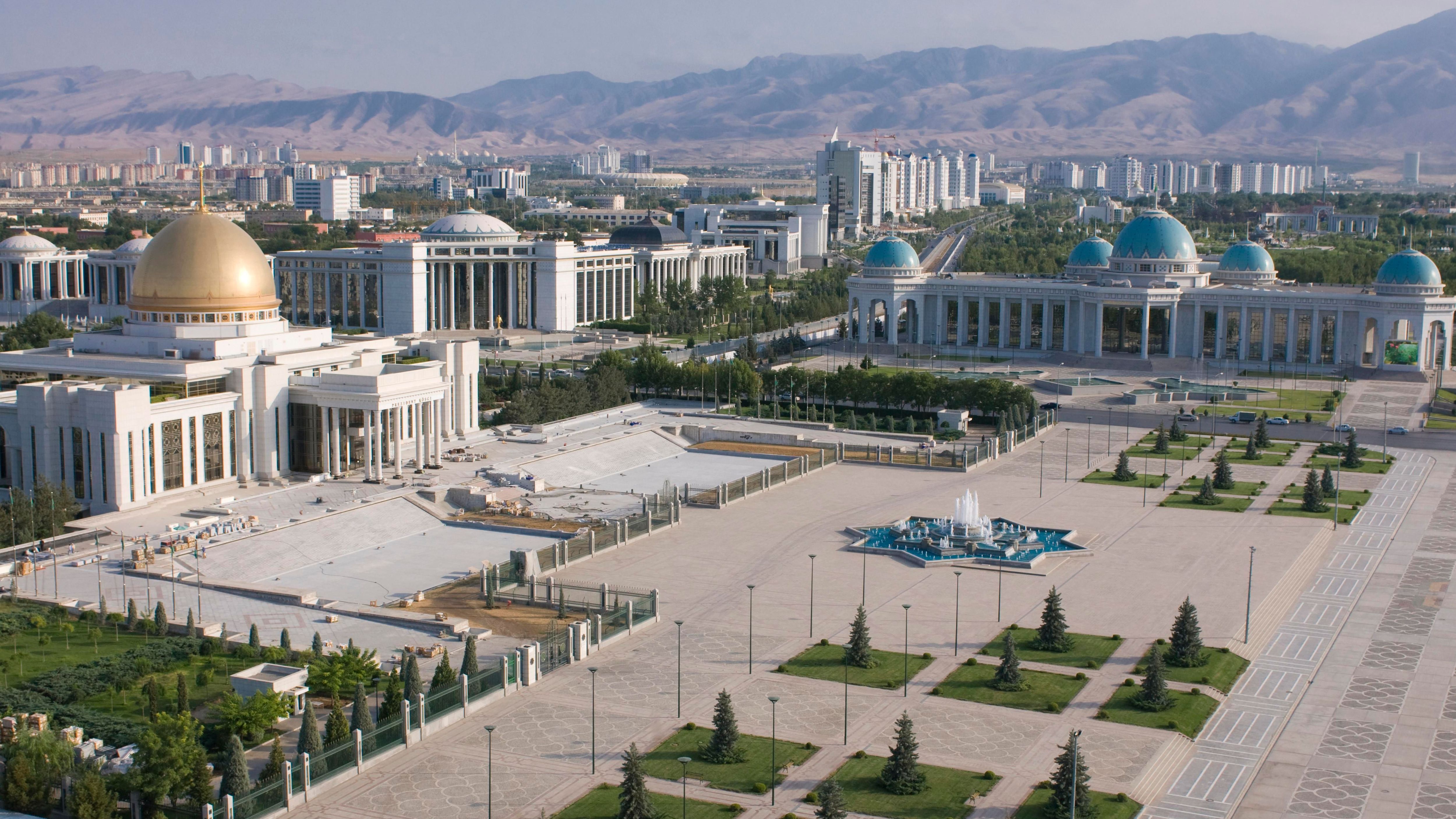 Pracht-Boulevards, goldene Statuen, XL-Springbrunnen, gepflegte Parks und der Präsidenten-Palast mit hellblauen Kuppeln prägen Aschgabat. Der "Lonely Planet" beschreibt die Hauptstadt als Mischung aus Las Vegas und Pjöngjang. Gigantische Marmorbauten brachten der Wüstenstadt einen Eintrag im "Guinness-Buch der Rekorde" ein. Ein Must-see ist der orientalische Bazar Altyn Asyr mit seinen 2.155 Ständen.