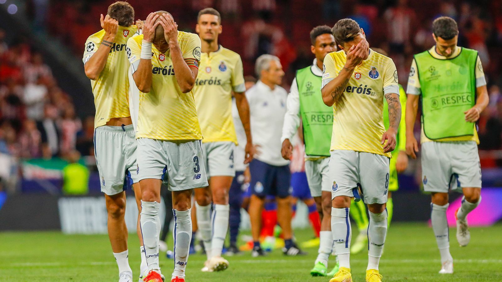 
                <strong>Enttäuschung bei Porto</strong><br>
                Des Einen Freud ist des Anderen Leid. Portos Spielern ist die Enttäuschung nach der hochdramatischen Nachspielzeit ins Gesicht geschrieben. Manche Spieler müssen sogar Tränen vergießen, dabei ist es doch am Ende "nur" das Auftakt-Spiel der Champions-League-Gruppenphase, zwar reich an Drama, aber eben auch nur ein Spiel von sechsen.
              