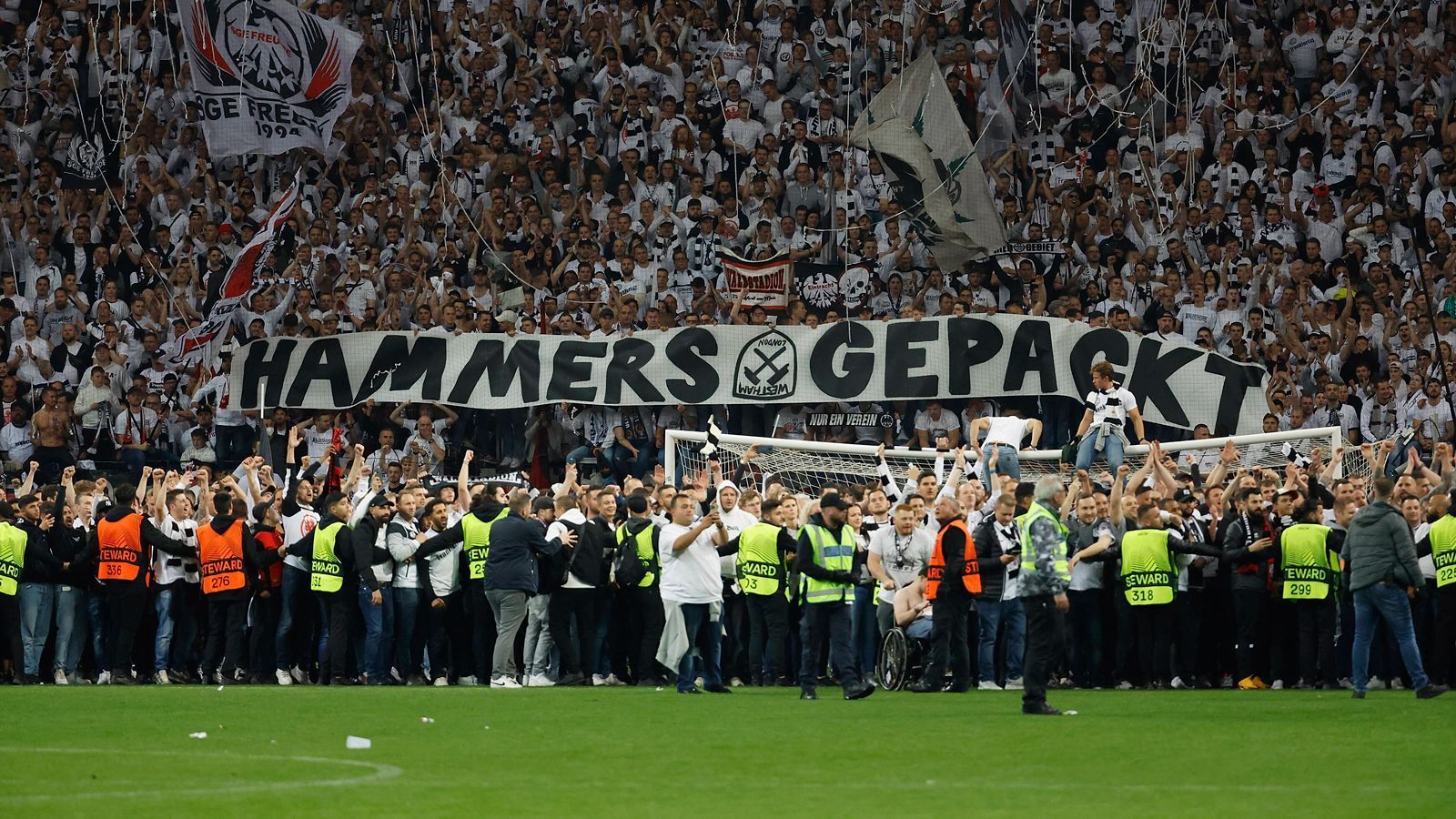 
                <strong>Platzsturm in Frankfurt: SGE-Fans gehen nach Finaleinzug gegen West Ham United steil</strong><br>
                
              