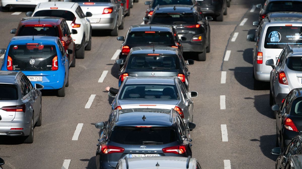 Autos stehen auf einer Autobahn im Stau.