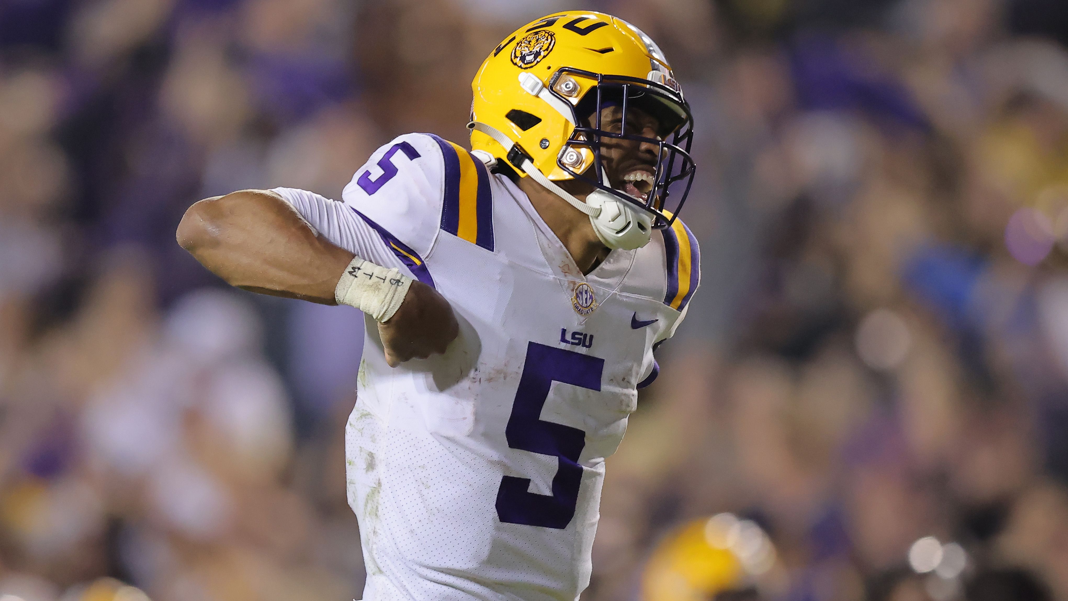 <strong>5. LSU Tigers: Jayden Daniels</strong><br>Daniels spielte drei Saisons bei Arizona State, bevor er 2022 zu LSU wechselte und den Starting-Quarterback-Posten sicherte. Seine größte Stärke liegt im Laufspiel, doch in seiner ersten Spielzeit bei den Tigers steigerte er sich auch im Passing Game von Spiel zu Spiel. Daniels beendete die Saison mit 3798 Yards und 29 Touchdowns (Passing und Rushing) und warf lediglich drei Interceptions.