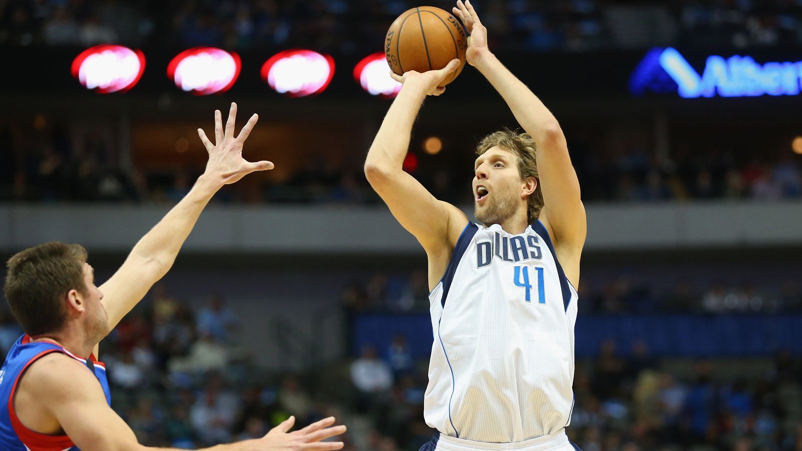 
                <strong>Saison 2014/15</strong><br>
                Nowitzki unterschreibt am 15. Juli 2014 einen Dreijahres-Vertrag über 25 Millionen Dollar - und verzichtet dabei freiwillig auf mehr Gehalt. Damit will der Deutsche den Dallas Mavericks ermöglichen, teure Spieler für den Roster verpflichten zu können.Jahreseinkommen: 7.974.482 Dollar
              