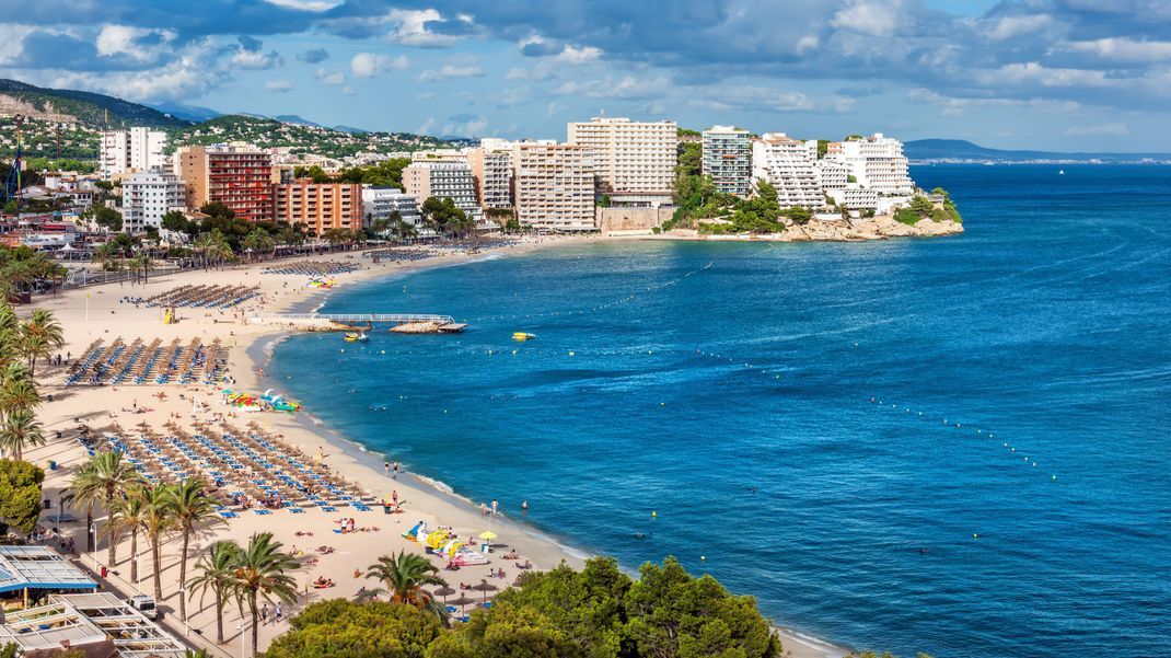 Auf Mallorca (Spanien) brach am Montag (1. Juli) ein Urlauber aus Irland zusammen und starb. (Symbolbild)