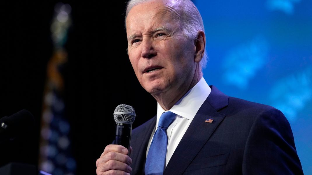 US-Präsident Joe Biden erntet Kritik, da er sich zu den abgeschossenen Flugobjekten nicht äußert.