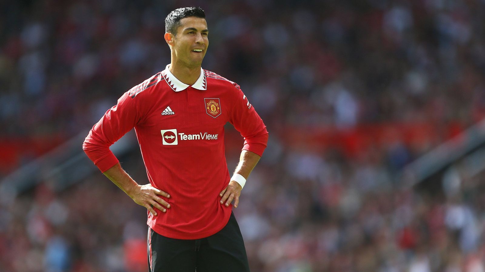 
                <strong>Der eingeschlafene Riese: Manchester United</strong><br>
                Mit Ach und Krach haben sich die "Red Devils" in der vergangenen Saison in die Europa League gerettet. Doch die Stimmung in Manchester ist noch trüb - denn die Zukunft von Cristiano Ronaldo ist weiter ungewiss. Neu-Trainer Erik ten Hag ist aber da und hat direkt zwei Neuzugänge aus der niederländischen Eredivisie mitgebracht. In der Vorbereitung zeigte United bereits, was die Fans von der Spielweise ten Hags erwarten können - attraktiven Offensivfußball. Allerdings war auch das ein oder andere Remis und eine Niederlage dabei. Zum Auftakt geht es am Sonntag (15:30 Uhr) im Old Trafford gegen Brighton.
              