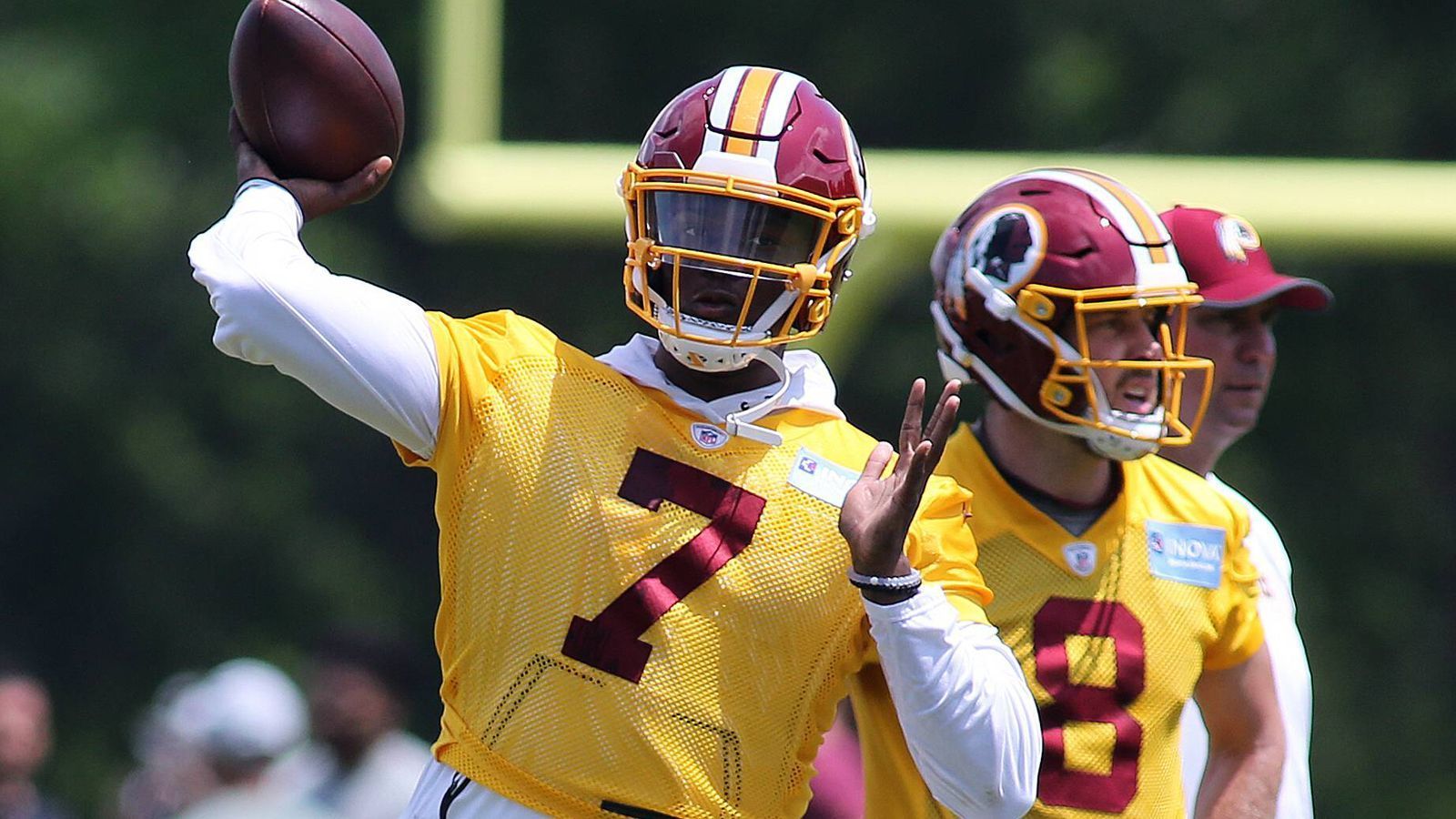 
                <strong>Redskins-Trio</strong><br>
                In Washington sind es gleich drei Quarterbacks, die um den Starter-Job kämpfen. Offseason-Zugang Case Keenum, Colt McCoy und Erstrunden-Pick Dwayne Haskins. Jeder hat seine Vorteile: McCoy kennt das System, Keenum ist ebenfalls erfahren, Haskins unverbraucht und unbekümmert. Für den Opener gegen die Cleveland Browns fällt McCoy aus: Die Chance also für die anderen beiden, erstmals unter Wettbewerbsbedingungen zu glänzen.
              