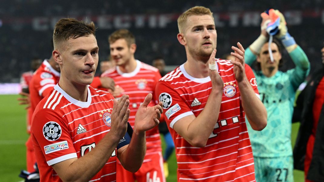 14.02.2023, Frankreich, Paris: Fußball: Champions League, Paris Saint-Germain - Bayern München, K.o.-Runde, Achtelfinale, Hinspiele, Parc des Princes. Joshua Kimmich von Bayern und Matthijs de Ligt (r) von Bayern jubeln nach dem Spiel. Foto: Sven Hoppe/dpa +++ dpa-Bildfunk +++