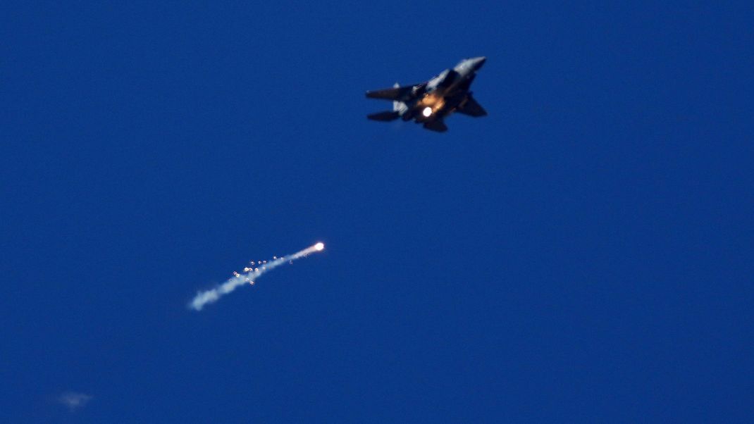 Ein Kampfflugzeug der israelischen Luftwaffe feuert Leuchtraketen über dem Gazastreifen ab.