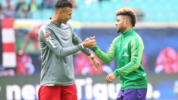 
                <strong>Wechsel zu RB Leipzig</strong><br>
                Leipzigs Trainer Ralph Hasenhüttl schwärmte im Interview mit "Sky" von Serge Gnabry, der ein "interessanter Spieler mit gutem Abschluss und sicher eine der großen Aktien im deutschen Fußball" sei. Gerüchte um einen Transfer zum Vizemeister halten sich seit Monaten. Die Wahrscheinlichkeit ist laut "Bild" derzeit aber gering. Dabei würde der Youngster in das Beuteschema der "Bullen" passen, die auf junge, entwicklungsfähige Spieler setzen. Flügelspieler Naby Keita und Emil Forsberg zeigten sich 2016/17 mit beeindruckender Saisonleistung.
              