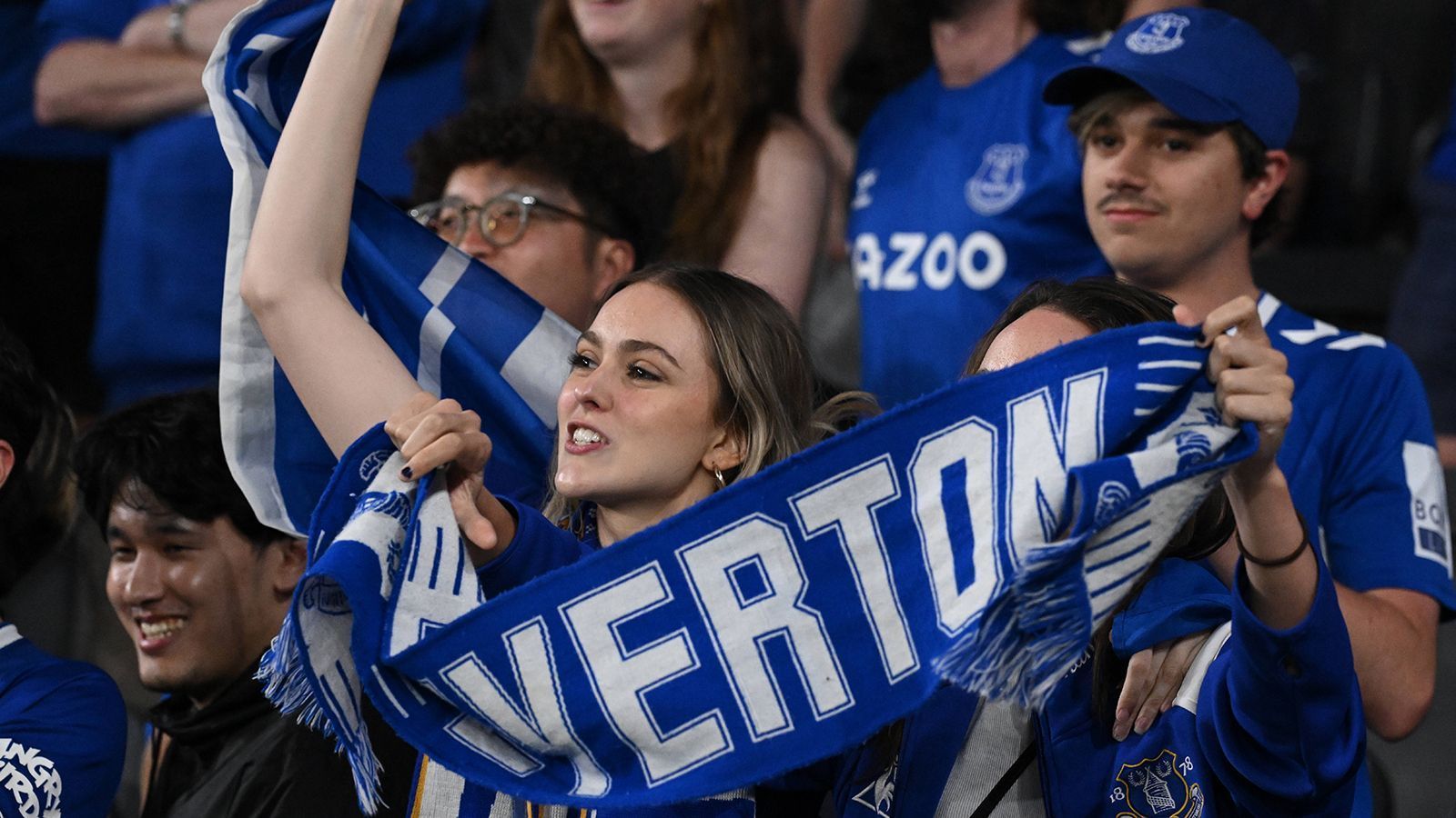 
                <strong>FC Everton</strong><br>
                Auch der FC Everton, der dem Abstieg im Liga-Endspurt noch entgehen konnte, erhöht seine Preise für Dauerkarten. Die Preise rangieren von 602 bis 807 Euro.
              