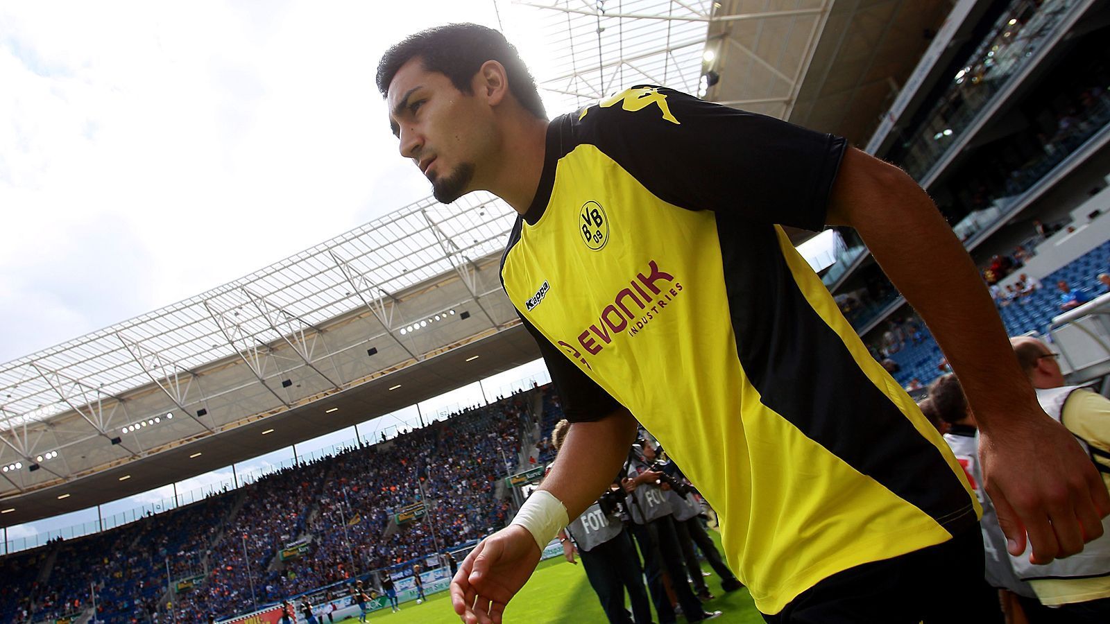 
                <strong>Ilkay Gündgoan</strong><br>
                Der Mittelfeldspieler war 20 Jahre alt, als er von Nürnberg nach Dortmund umzog. Fünf Jahre lang nannte er die fußballverrückte Stadt seine Heimat und gewann das Double zusammen mit Trainer Jürgen Klopp. Seine Entwicklung wurde zwar immer wieder von Verletzungen gebremst, dennoch war Pep Guardiola von ihm überzeugt. 2016 wechselte der deutsche Nationalspieler für 27 Millionen Euro zu Manchester City.
              