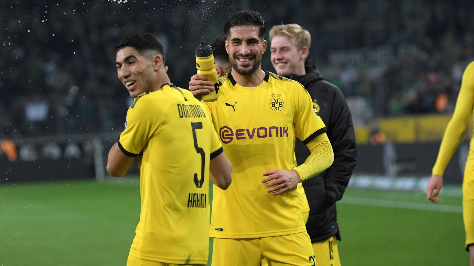 
                <strong>Borussia Dortmund</strong><br>
                Emre Can (r./Juventus Turin/seit Winter): Bereits im Februar und damit nur wenige Wochen nach der Ankunft des DFB-Nationalspielers in Dortmund zurrte der BVB den Deal mit Juve über eine langfristige Verpflichtung fest. Can unterschrieb bis 2024, dafür sollen 25 Millionen Euro nach Turin fließen.Achraf Hakimi (l./Real Madrid): Auch beim Marokkaner würden die Schwarz-Gelben am liebsten einen fixen Transfer verkünden, allein es mangelt an der Kaufoption. In Spanien heißt es, die "Königlichen" würden den Flügelflitzer in ihrem Team der Zukunft sehen, der Vertrag soll vorzeitig um ein Jahr bis 2023 verlängert worden sein. Eine minimale Chance auf einen Verbleib in Dortmund bliebe wohl, sollte Hakimi in Madrid wieder ein Bankplatz drohen - doch dann dürften auch andere Interessenten ihre Hüte in den Ring werfen.
              