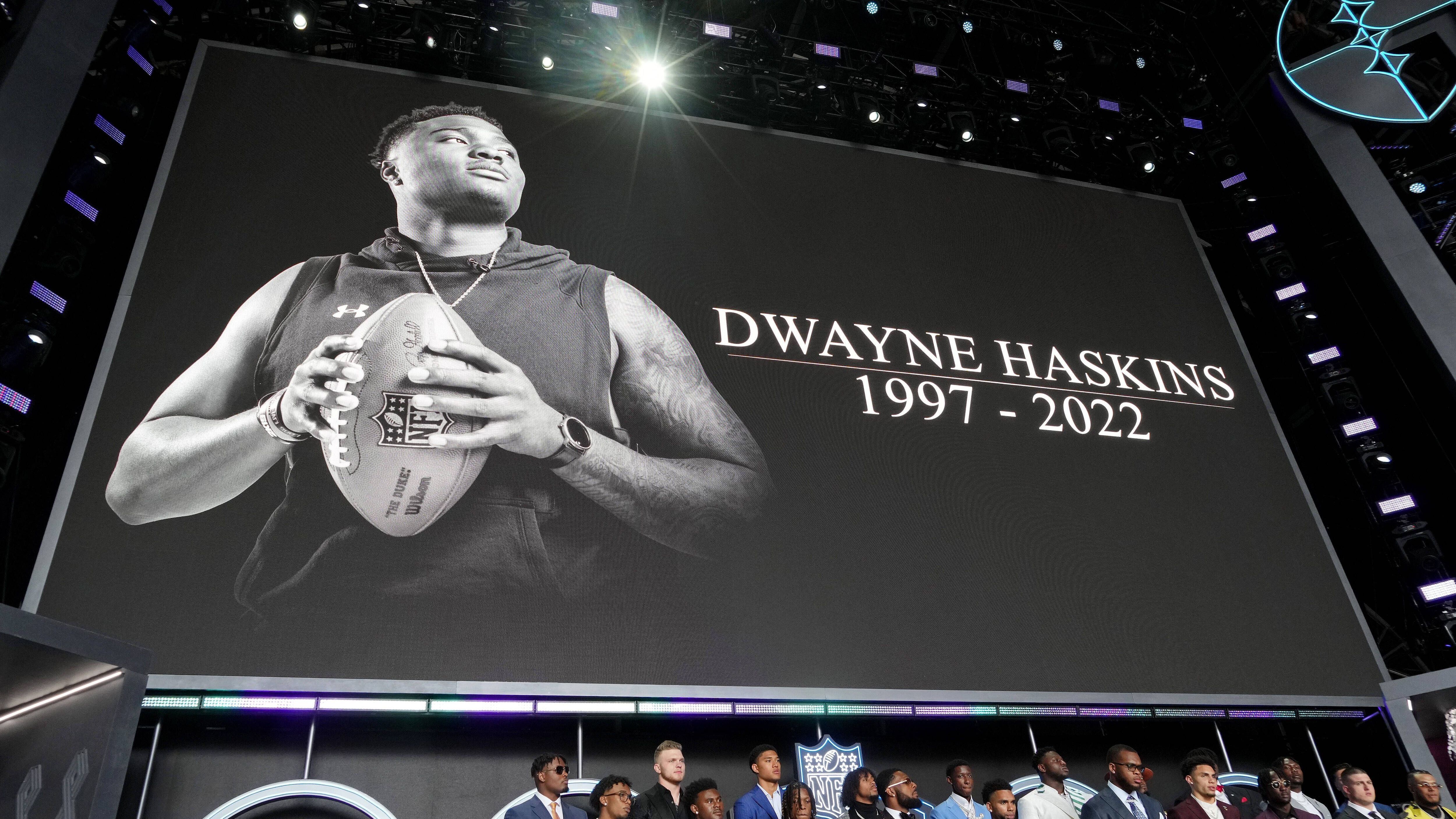 <strong>Ohne Wertung:&nbsp;Dwayne Haskins</strong><br>Nach 13 NFL-Starts, zwölf Touchdowns und 14 Interceptions entließen die Washington Commanders Quarterback Dwayne Haskins schon wieder. Diesen drafteten sie zwei Jahre zuvor an Stelle 15. Am 09. April 2022 verstarb Haskins in einem tragischen Autounfall, daher wäre eine Wertung an dieser Stelle unangebracht.