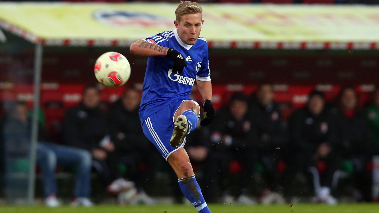 
                <strong>Lewis Holtby</strong><br>
                Im Sommer 2009 kam der Aachener Lewis Holtby als 18-Jähriger von der Alemannia nach Gelsenkirchen und träumte Bundesliga-Durchbruch. Doch unter Felix Magath hatte der Teenager einen schweren Stand und wechselte schon ein halbes Jahr später auf Leihbasis nach Bochum. Erst unter Magaths Nachfolgern lief es für Holtby dann etwas besser auf Schalke. Bis Anfang 2013 blieb der Mittelfeldspieler noch bei den Knappen, wechselte dann zu Tottenham und kehrte später wieder in die Bundesliga zum HSV zurück. Heute kickt der 30-Jährige in der englischen Championship bei den Blackburn Rovers. Dies ist nach Tottenham und Fulham die dritte Station des Deutsch-Engländers auf der Insel. Für S04 bestritt Holtby einst 79 Pflichtspiele und erzielte 13 Treffer.
              