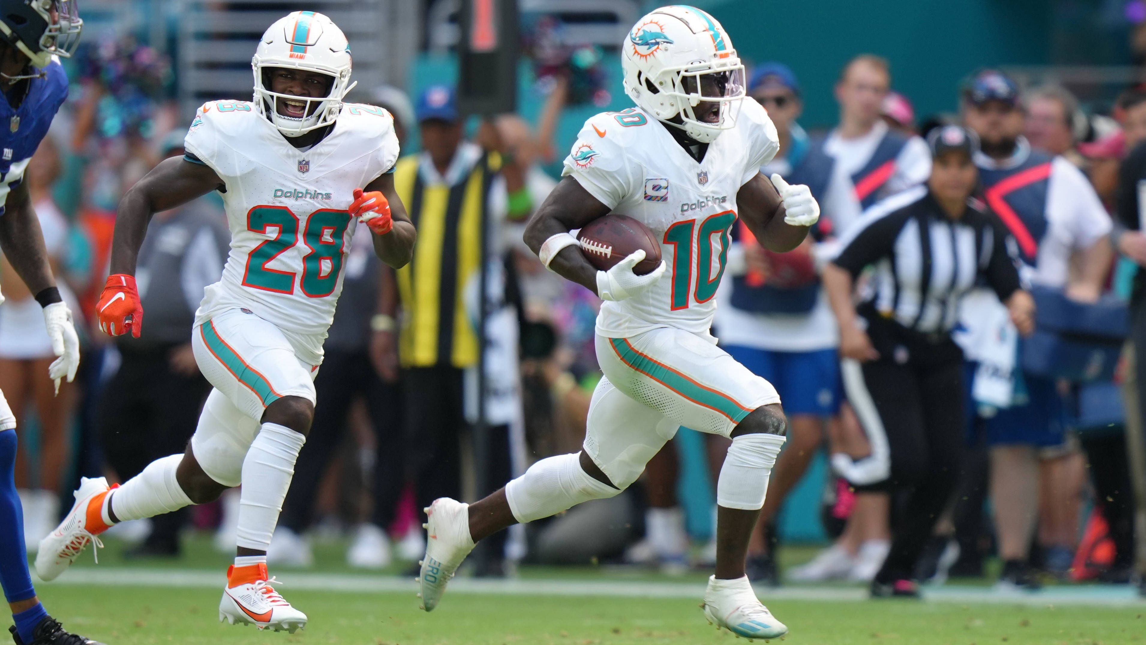 <strong>Tyreek Hill und De'Von Achane (Miami Dolphins)</strong><br>Im Verletzungsbericht der Dolphins stehen Hill (Bauch- und Wadenprobleme) und Achane (Wade), beide trainierten zu Wochenbeginn nur eingeschränkt. Head Coach Mike McDaniel betonte jedoch am Freitag, dass beide für den Saisonauftakt gegen die Indianapolis Colts "definitiv" einsatzbereit sind.