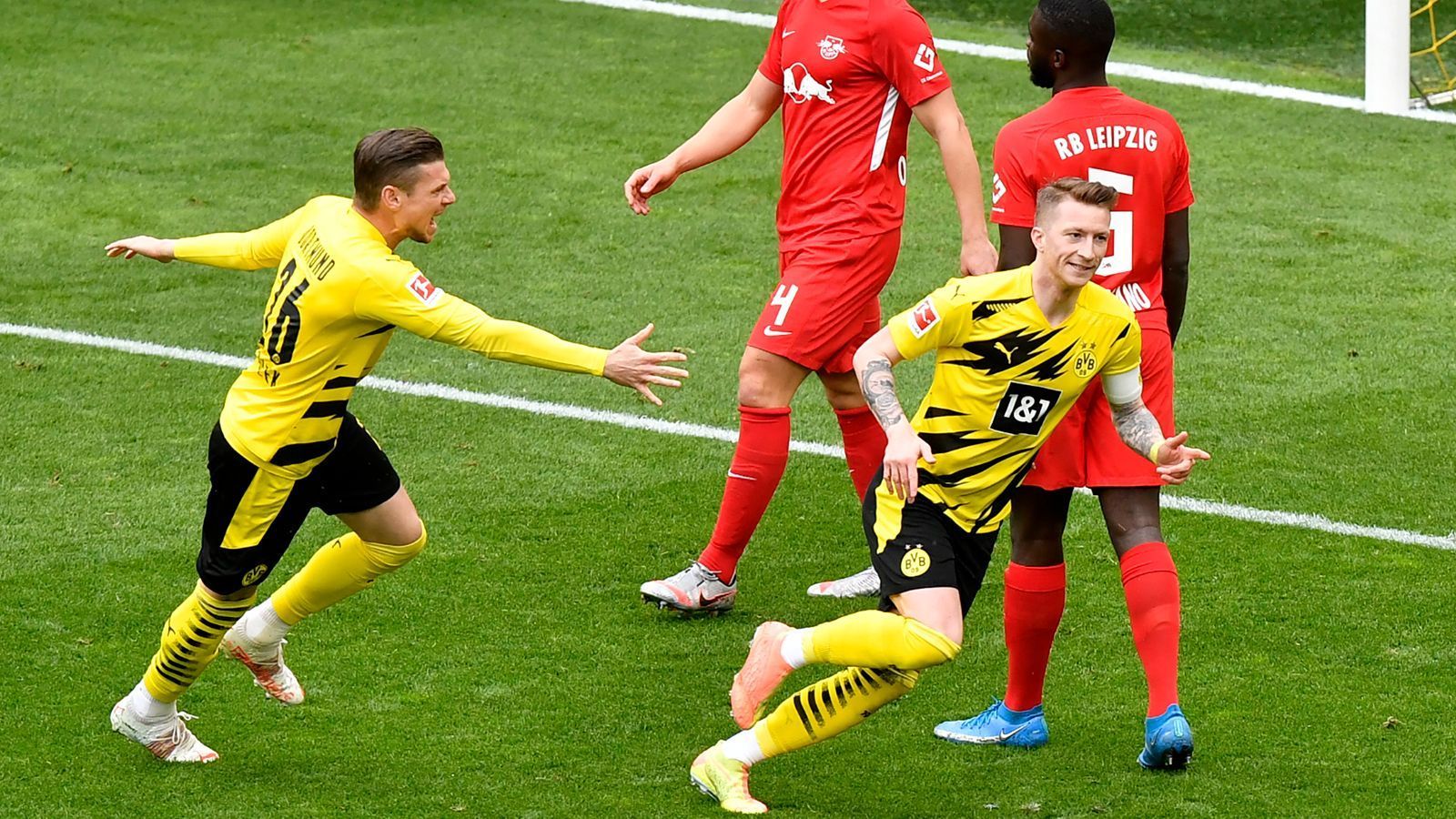 
                <strong>Marco Reus</strong><br>
                Eine knappe Stunde mit einer bärenstarken Leistung. Schon in der 4. Minute mit der ersten Möglichkeit, als er am Fünfer geblockt wird. Kurz darauf nach einem sehenswerten Zusammenspiel mit Hazard Torschütze des 1:0. Wirbelt auch danach vor allem mit Sancho und ist immer dabei, wenn es für die Leipziger gefährlich wird. Sammelt auch als Vorlagengeber Scorerpunkte, als er in der 37. Minute Sancho steil schickt, der jedoch alleine auf weiter Flur nicht viel ausrichten kann. Wenn man etwas kritisieren will, dann die Chancenverwertung. Baut nach Dahouds Auswechslung wie die komplette Offensive deutlich ab. Vergibt nach Vorarbeit von Brandt eine dicke Chance zum möglichen 3:2. ran-Note: 3
              