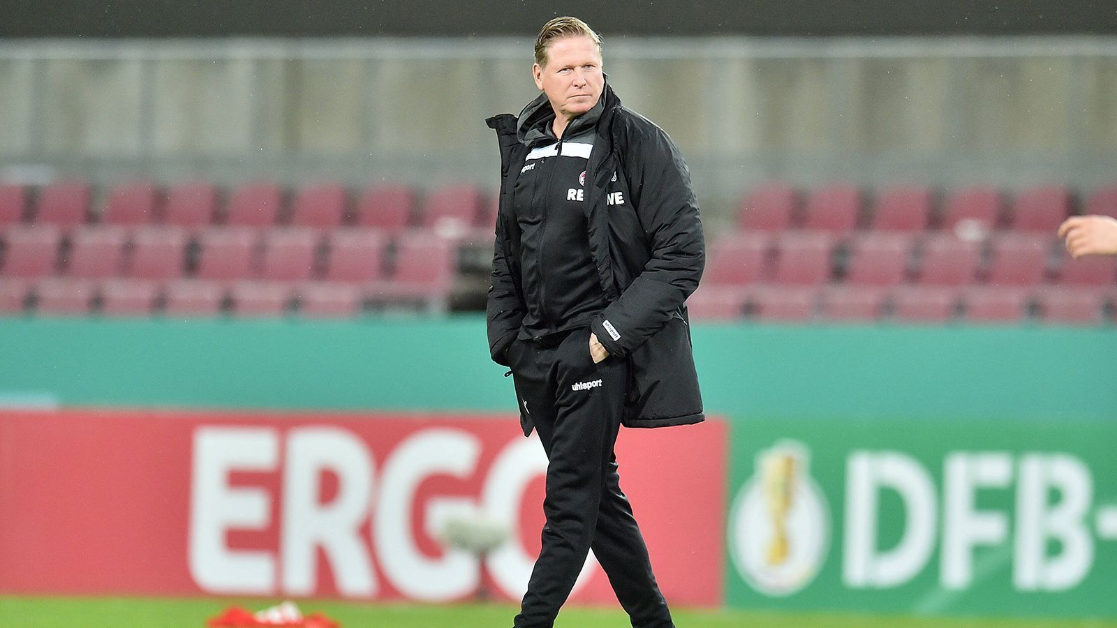 
                <strong>1. FC Köln: Markus Gisdol (Vertrag bis 2023)</strong><br>
                Viele Insider, Experten und Fans haben ihn nach 18 sieglosen Bundesligaspielen schon weggeredet. Eine mögliche Rückkehr von Peter Stöger geisterte bereits umher. Doch dann startete der Effzeh nochmal eine fulminante Serie zum Jahresabschluss, gewann gegen den BVB und holte gegen Wolfsburg und Leipzig ein Remis. Gisdols Strategien gingen auf, doch die Mannschaft muss sich im neuen Jahr stabilisieren. Gisdol genießt die volle Rückendeckung von Sport-Geschäftsführer Horst Heldt. Eine ähnliche Serie wie im Herbst darf es aber nicht mehr geben.
              