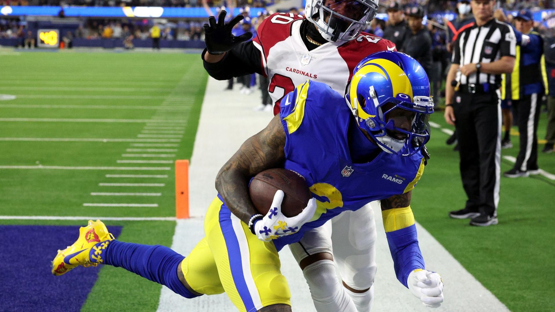 
                <strong>Gewinner: Odell Beckham Jr. </strong><br>
                OBJ is back! Gegen die Arizona Cardinals stellte der Wide Receiver sein Können unter Beweis und glänzte mit einer Vintage-Performance. Neben einem spektakulär gefangenen Touchdown zur frühen Führung der LA Rams zeigte er auch seine Vielseitigkeit in der Offensive. In einem Trickspielzug fand er mit einem Pass über 40 Yards Running Back Cam Akers und sorgte so für das absolute Highlight der Partie. Im Moment gibt er den Rams genau das, was sie sich im Zuge seiner Verpflichtung im Laufe der Saison von ihm erhofft hatten. Mit sechs gefangenen Touchdowns seit seinem Wechsel nach Kalifornien hat er nun bereits fast so viele Touchdowns gefangen, wie in seiner gesamten Zeit bei den Cleveland Browns (sieben Receiving TD). 
              