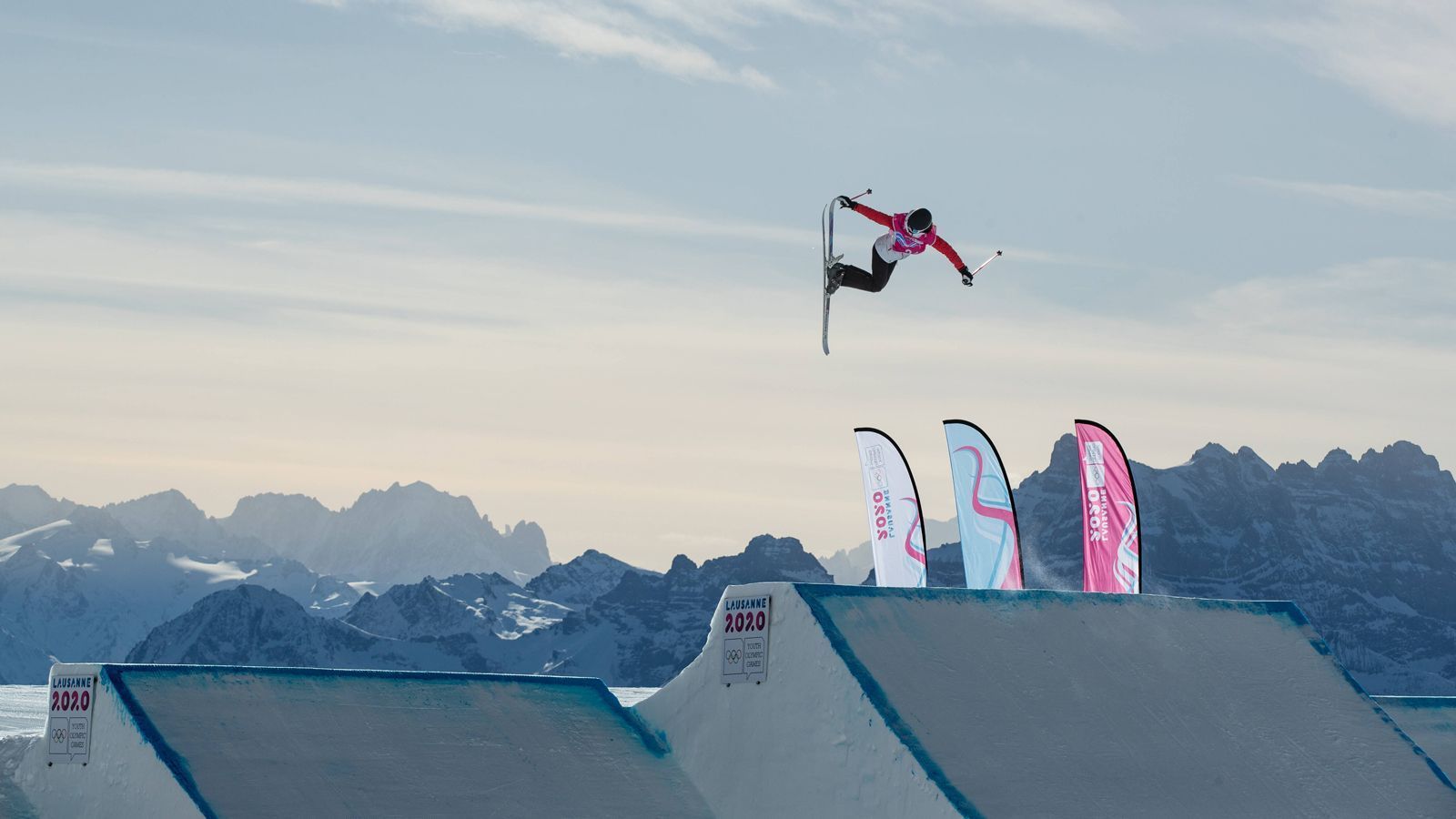 
                <strong>Freestyle-Skiing: Big Air für Männer und Frauen</strong><br>
                Auch das Big Air ist eine Wettkampfdisziplin des Freestyle-Skiings. Dabei geht es darum, auf Skiern oder mit dem Snowboard über eine Sprungschanze zu fahren und in der Luft möglichst anspruchsvolle Tricks zu zeigen, an welche sich eine sichere Landung anschließt. Das Big Air gilt dabei aufgrund der Flughöhe als besonders spektakulär. Im Rahmen der Snowboard-Wettbewerbe wurde die Disziplin bereits bei den Spielen 2018 in Pyeongchang ausgetragen. In Peking wird es den Wettkampf nun auch erstmals auf Skiern für Männer und Frauen zu sehen geben.
              