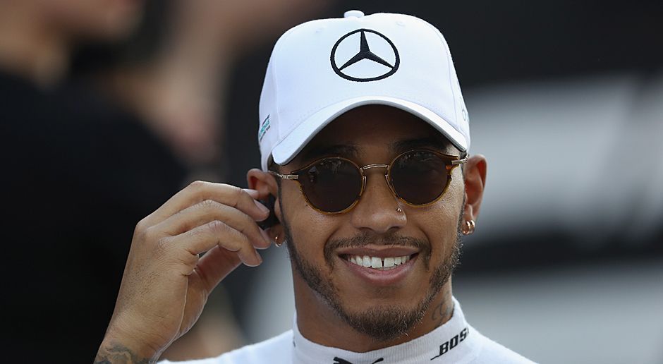 
                <strong>Kommt Hamiltons Belohnung noch vor Saisonstart?</strong><br>
                Was kommt uns da zu Ohren? Wie die britische "Sun" berichtet, soll Lewis Hamilton bei Mercedes noch vor Saisonstart in Melbourne einen neuen Zweijahres-Vertrag mit Option auf eine weitere Saison unterzeichnen. Dafür winken dem Engländer künftig wohl 40 Millionen Pfund, also über 45 Millionen Euro pro Jahr. Hamilton wäre zum Zeitpunkt seiner Unterschrift der bestbezahlte britische Sportler aller Zeiten, doch ran.de kennt noch einige andere Kandidaten aus der Welt des Sports, denen künftig weniger Grundgehalt überwiesen wird.
              